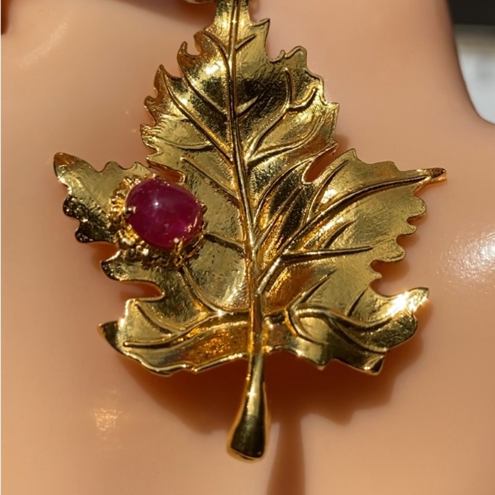 Natural Burmese Ruby Brooch/Pendent in 18 k solid gold with lab certification
